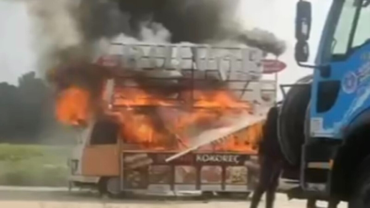 Bursa’da kokoreç aracı alev alev yandı