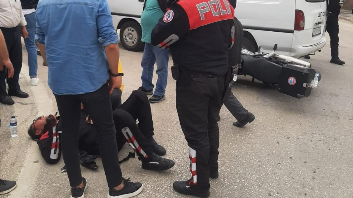 Bursa’da minibüsle çarpışan motosikletli polis yaralandı