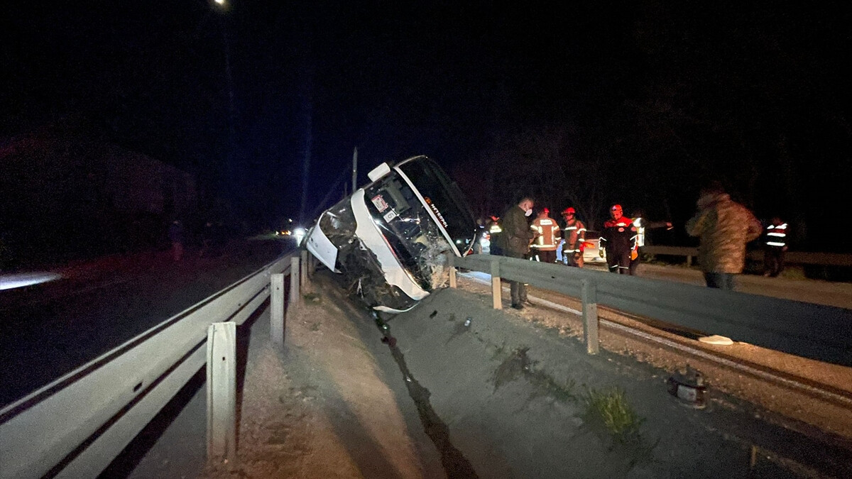 Bursa’da öğrencileri taşıyan otobüs devrildi: 3 kişi öldü