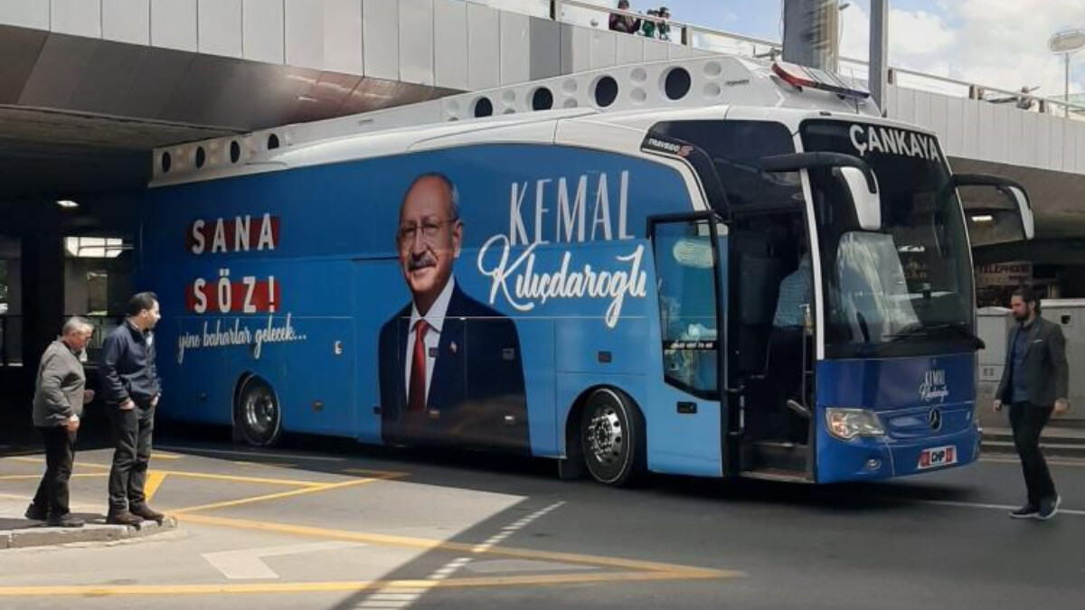 CHP’nin seçim otobüsü Sıhhiye Köprüsü’ne sıkıştı