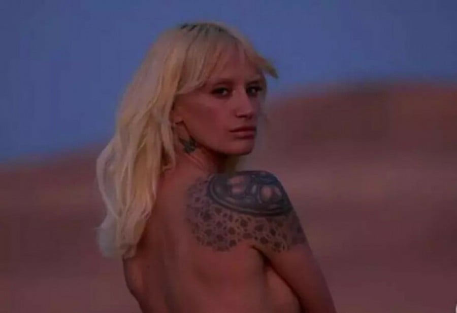 Çölde üstsüz poz veren Didem Soydan’a yorum yağdı: Abla neden elinle kapattın?