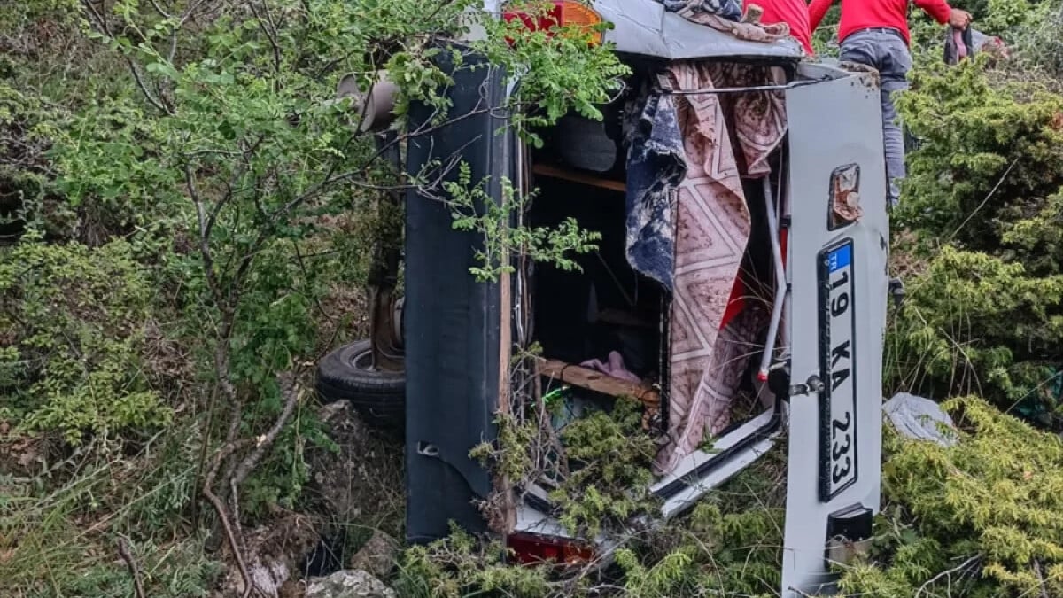 Çorum’da devrilen otomobildeki 2 kişi yaralandı