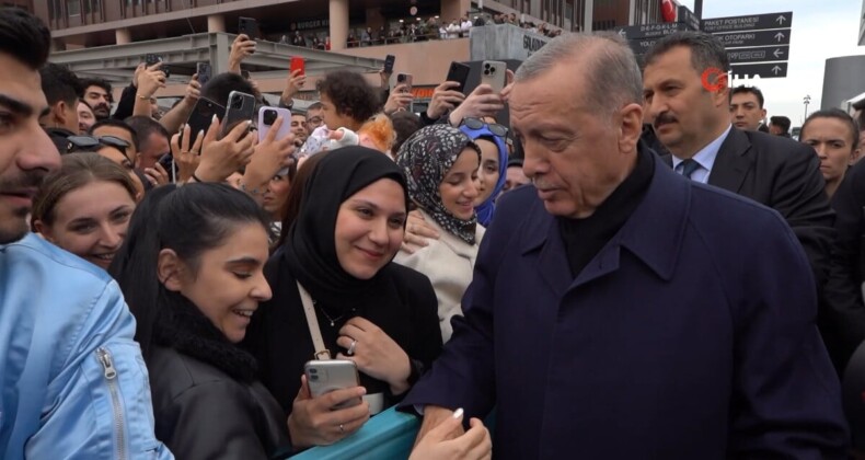 Cumhurbaşkanı Erdoğan Galataport’ta vatandaşlarla bir araya geldi