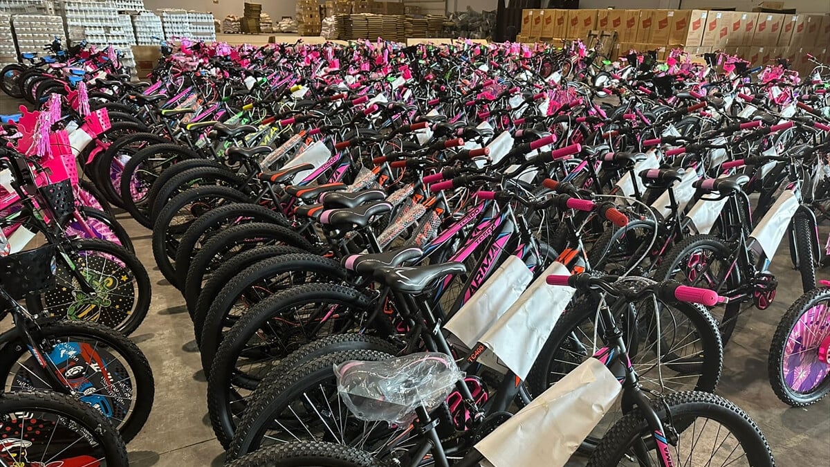 Cumhurbaşkanı Erdoğan, Gaziantepli şehit ve gazi çocuklarına bisiklet hediye etti