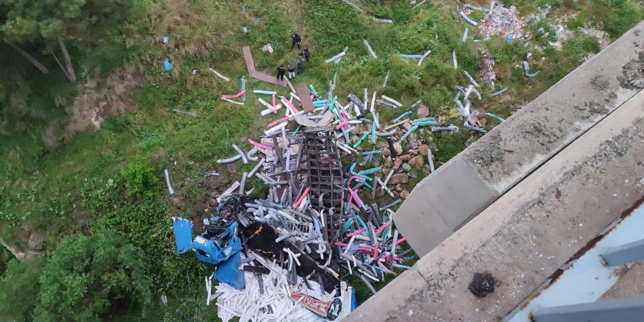 Devrilen TIR metrelerce sürüklendi, 60 metrelik viyadükten düştü! Feci kazada sürücü öldü