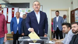 Dışişleri Bakanı Çavuşoğlu oyunu kullandı: Türk milleti demokrasiye düşkündür