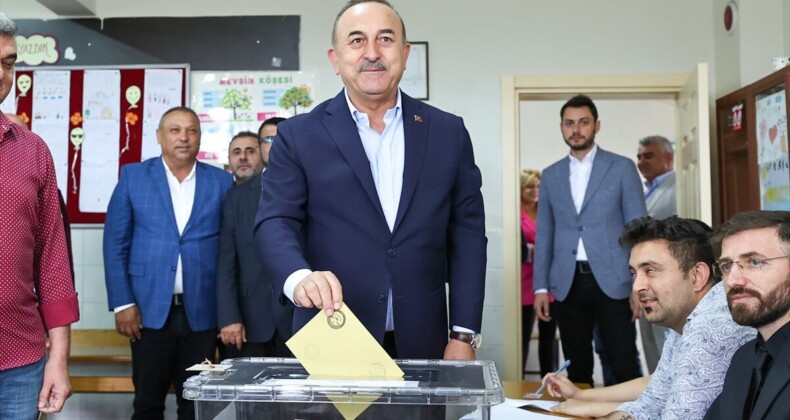 Dışişleri Bakanı Çavuşoğlu oyunu kullandı: Türk milleti demokrasiye düşkündür