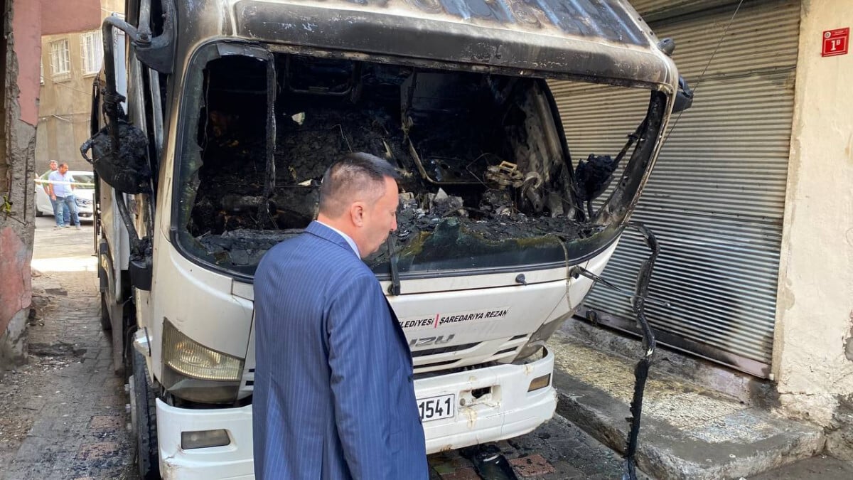 Diyarbakır’da çöp kamyonu yakıldı