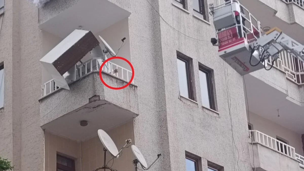 Diyarbakır’da rüzgarın devirdiği dolabın altında kaldı