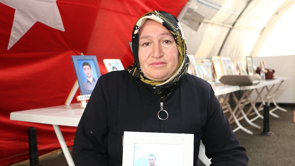 Diyarbakır’daki evlat nöbetindeki anneden oğluna geri dön çağrısı