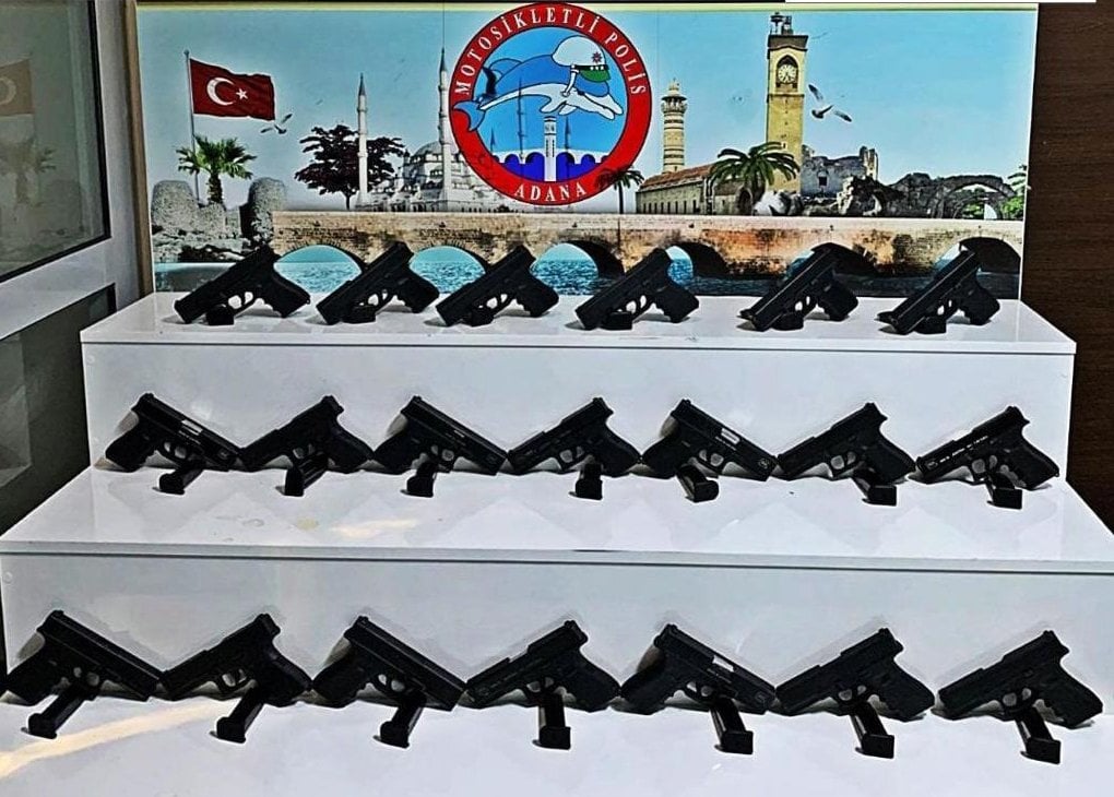 Durdurulan Araçtan Ruhsatsız 20 Tabanca Çıktı; 2 Gözaltı