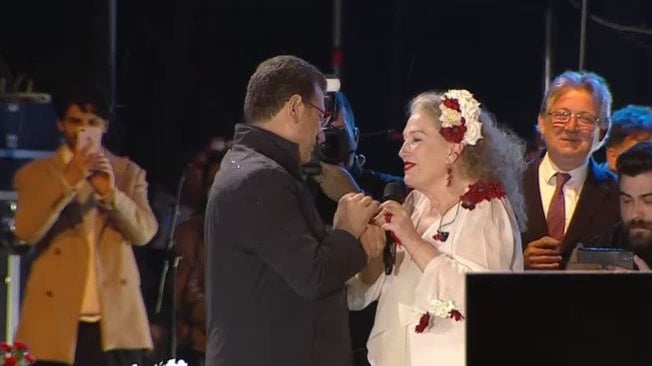 Ekrem İmamoğlu ve Suzan Kardeş birlikte İzmir Marşı’nı söyledi