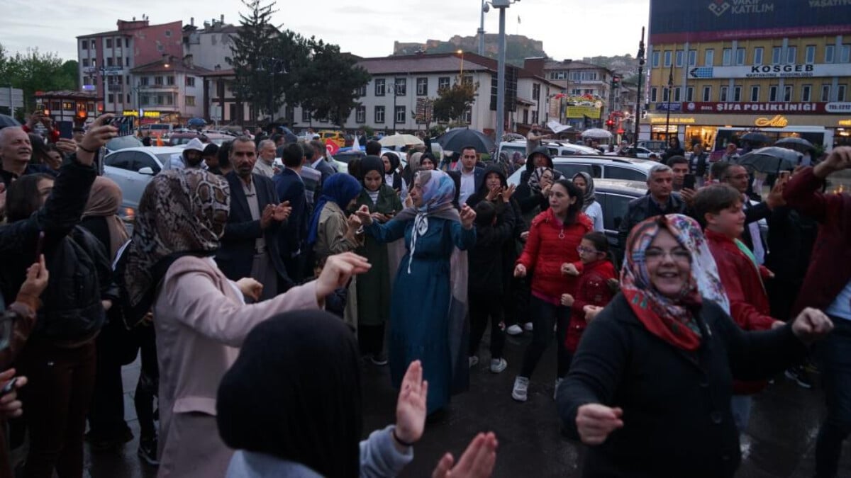 Erdoğan’ın zaferi Kastamonu’da yağmur altında kutlandı