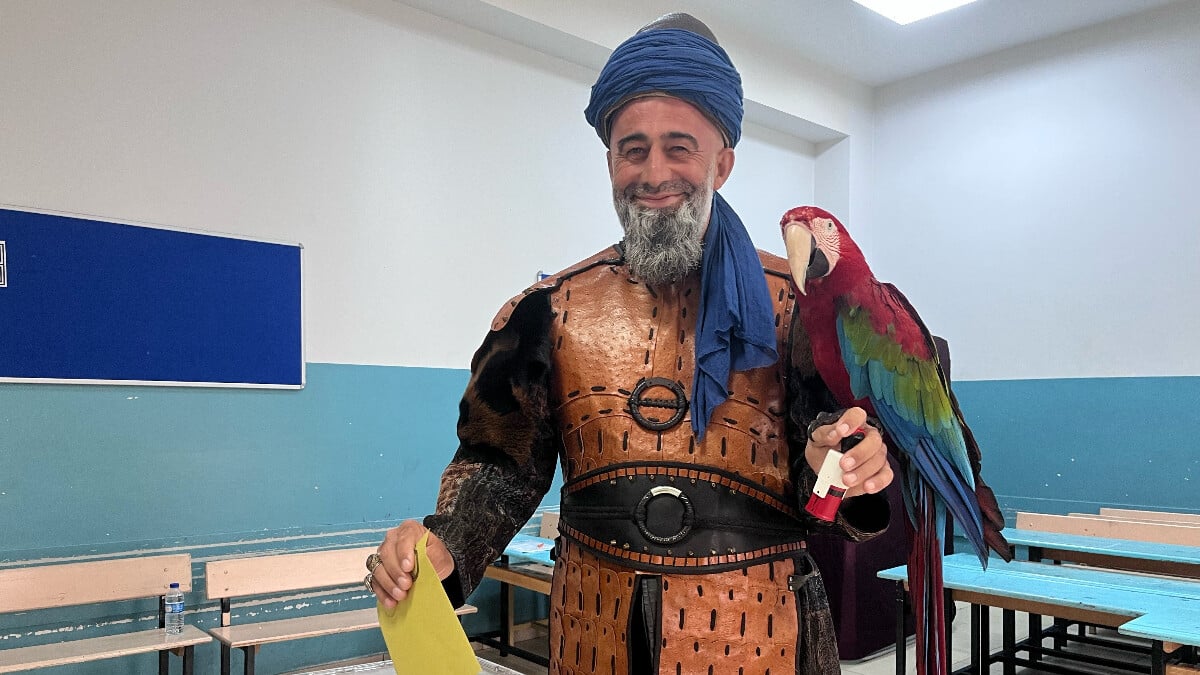 Esenyurt’ta bir kişi sandığa papağanıyla gitti