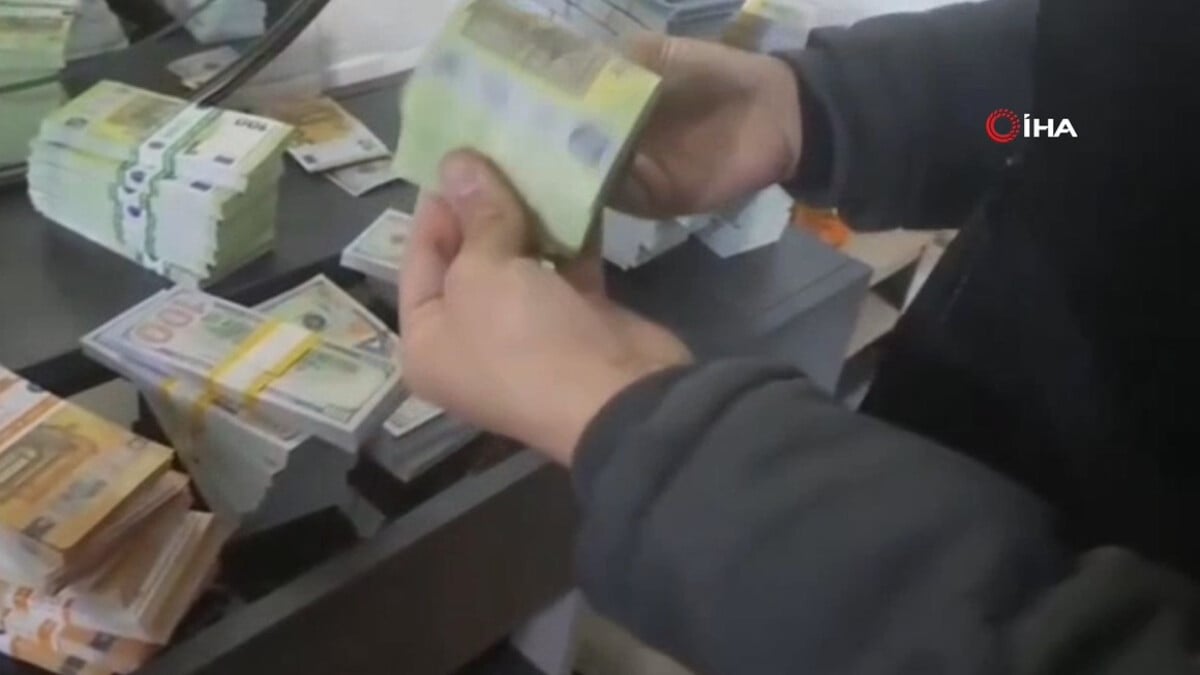 Esenyurt’ta sahte döviz operasyonu: Balya balya dolar ele geçirildi