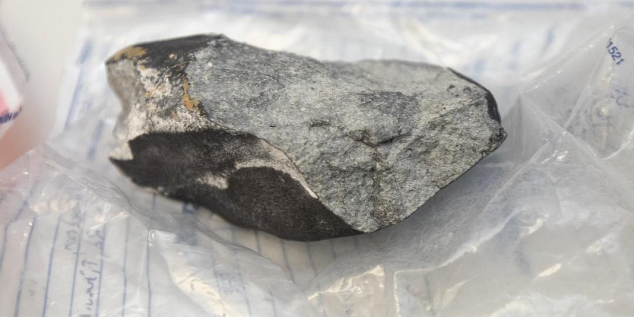 Evin Damını Delerek İçeri Düşen Cismin, 4,5 Milyar Yıllık Bir Göktaşı Olduğu Doğrulandı