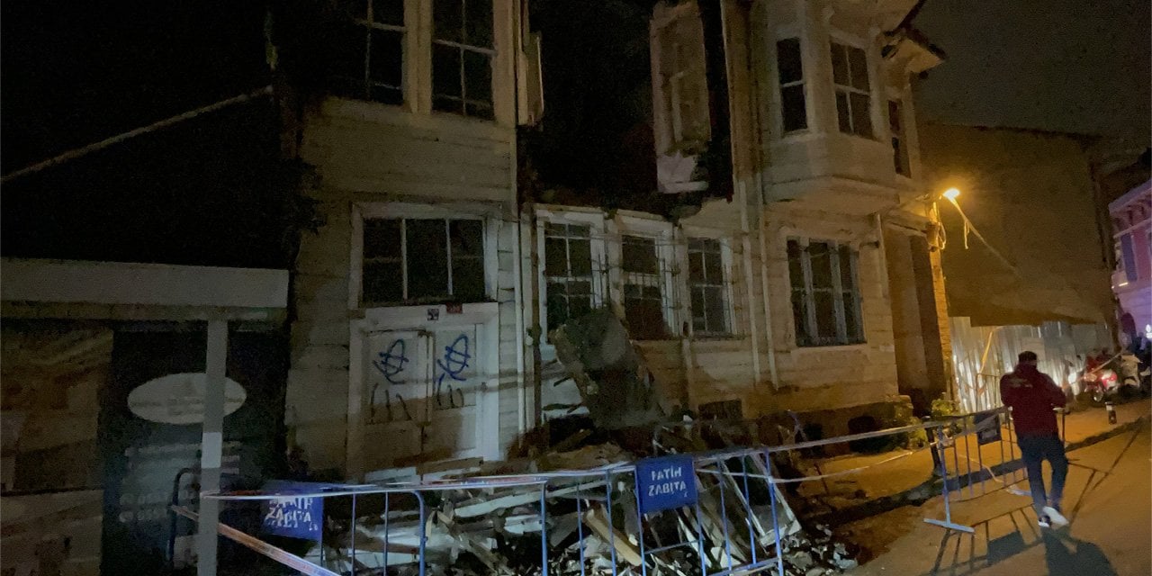Fatih’te iki katlı tarihi binada çökme meydana geldi
