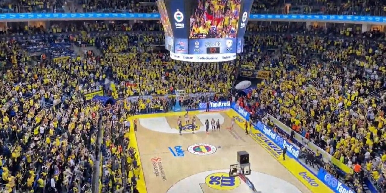 Fenerbahçe Tribünlerinde İzmir Marşı