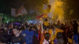 Galatasaraylı taraftarlar Florya’da şampiyonluğu kutluyor