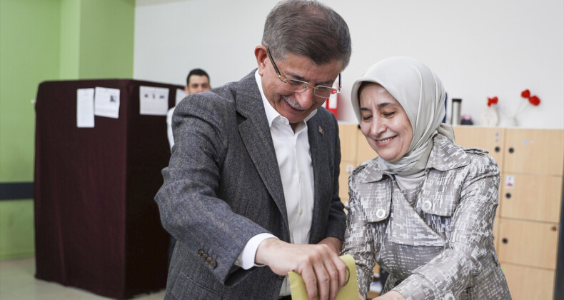 Gelecek Partisi Genel Başkanı Ahmet Davutoğlu oyunu Eyüpsultan’da kullandı