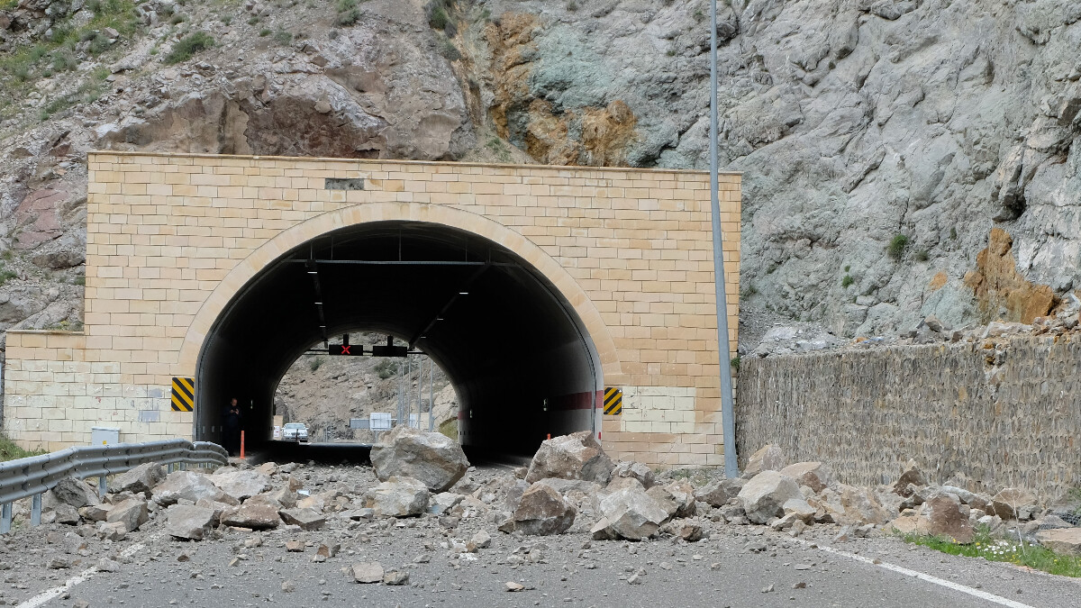 Gümüşhane’de heyelan yolu kapattı