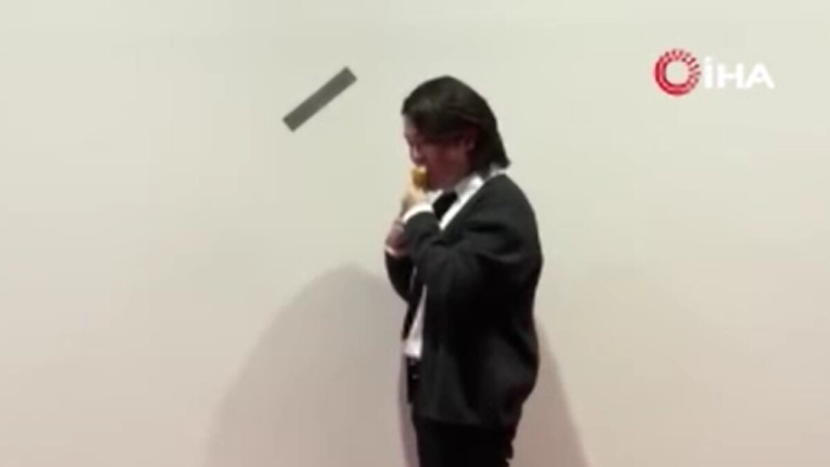 Güney Kore’nin başkenti Seul’de sanat eseri olarak sergilenen muz, öğrenci tarafından yendi