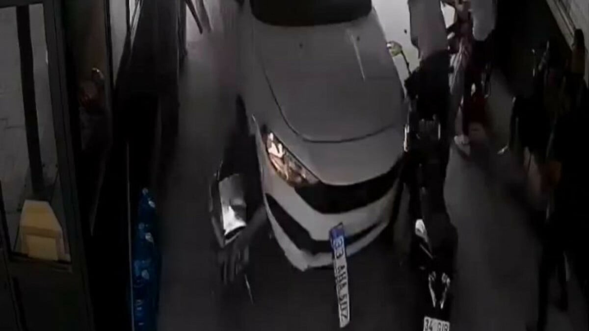 Güngören’nde iş yerine giren otomobil hızla kaçtı: 1 yaralı