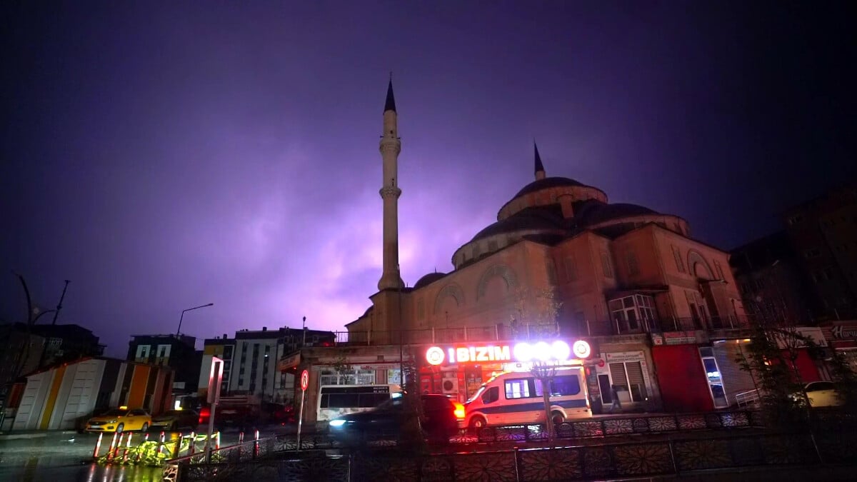Hakkari’de şimşekler geceyi gündüze çevirdi
