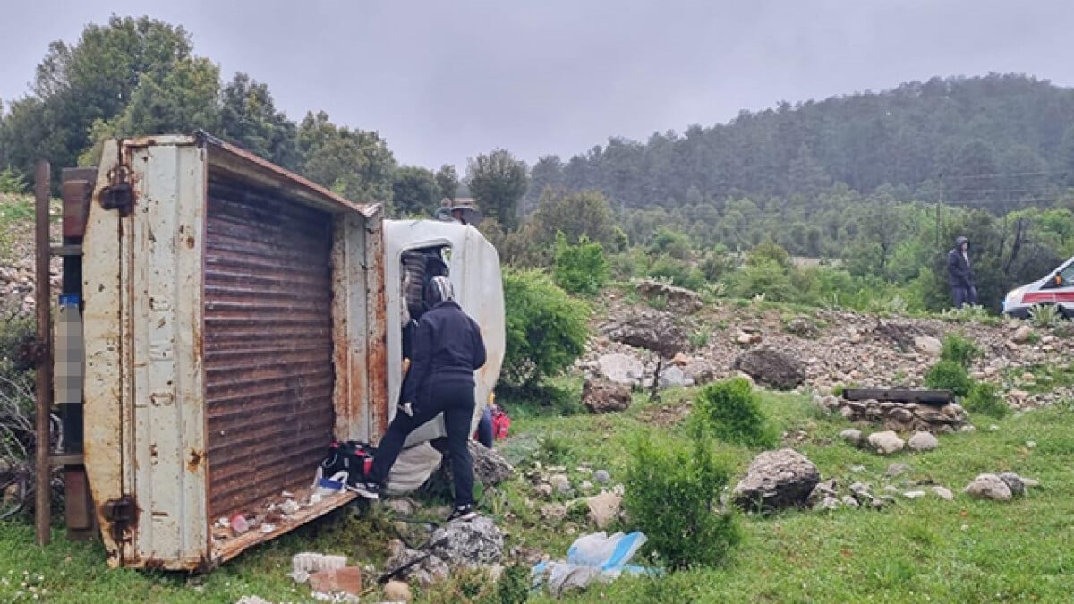 Isparta’da şarampole yuvarlanan kamyonetteki 1 kişi yaşamını yitirdi