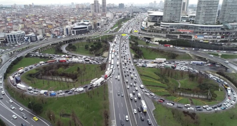 İstanbul trafiğinde Mahmutbey çilesi