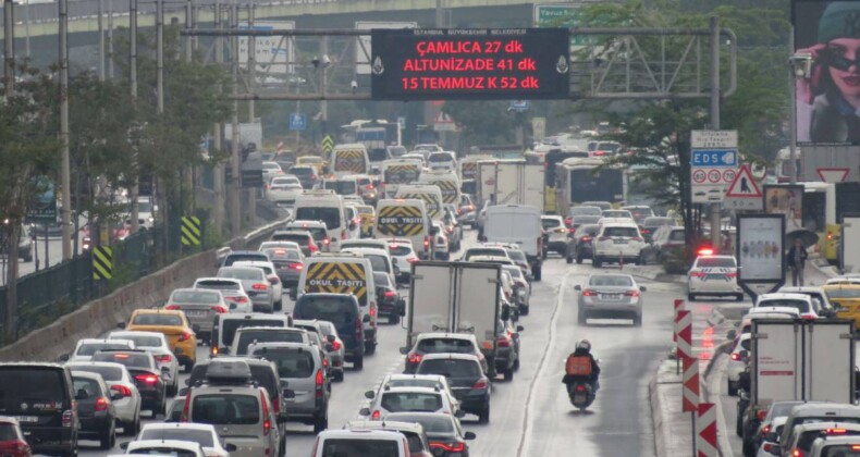 İstanbul trafiğinde yağış ve kaza yoğunluğu! Adım adım ilerliyor