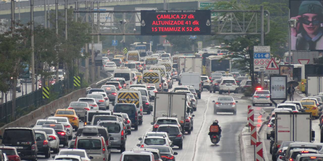 İstanbul trafiğinde yağış ve kaza yoğunluğu! Adım adım ilerliyor