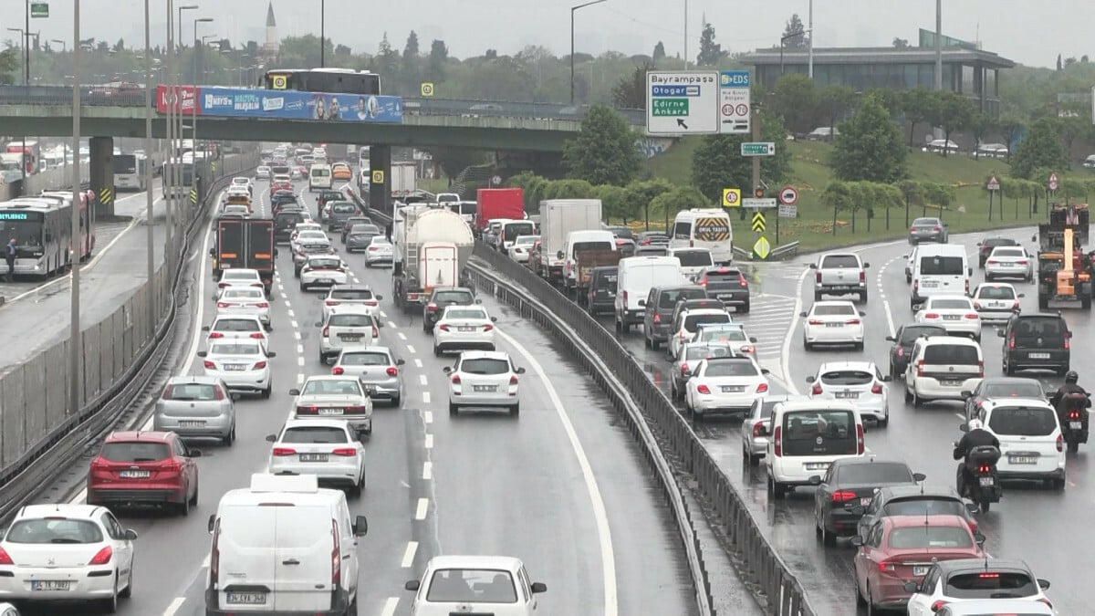 İstanbul’da akşam saatlerinde trafik yoğunluğu yüzde 75’in üstüne çıktı