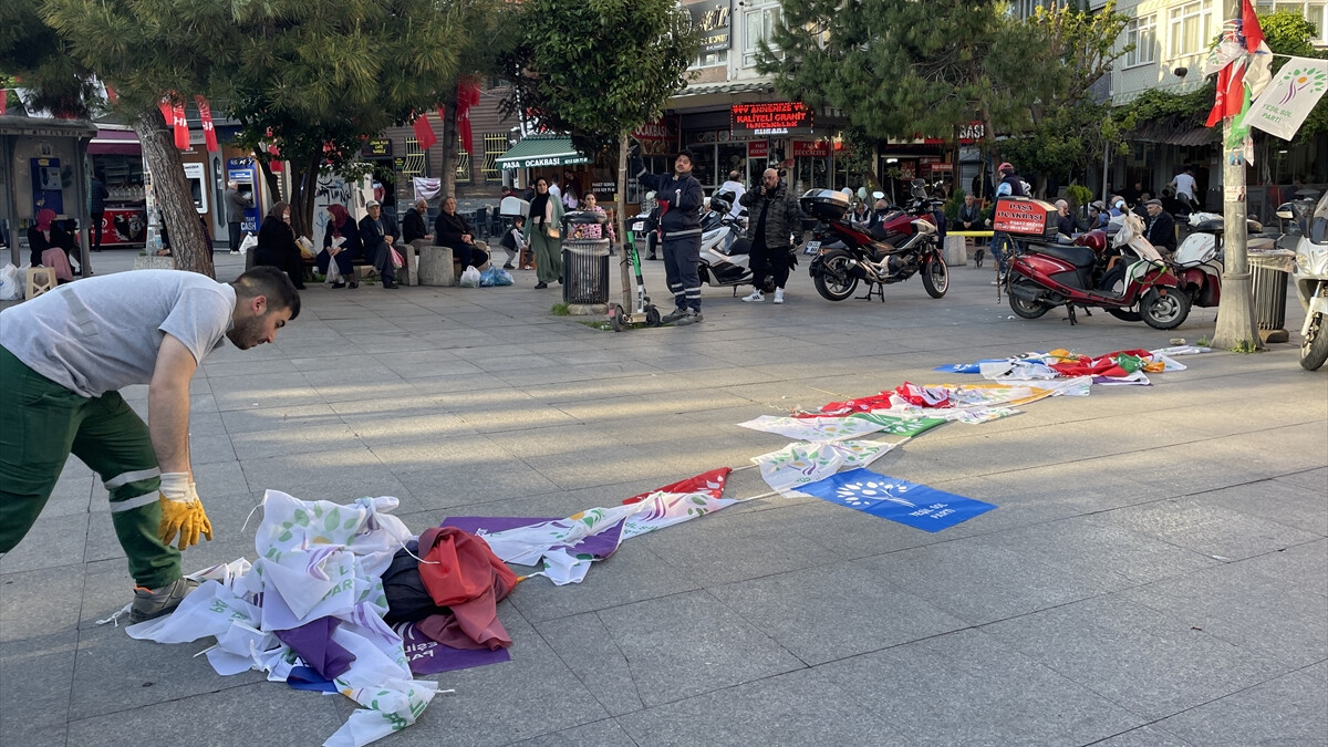 İstanbul’da siyasi partilerin bayrak ve pankartları toplanıyor