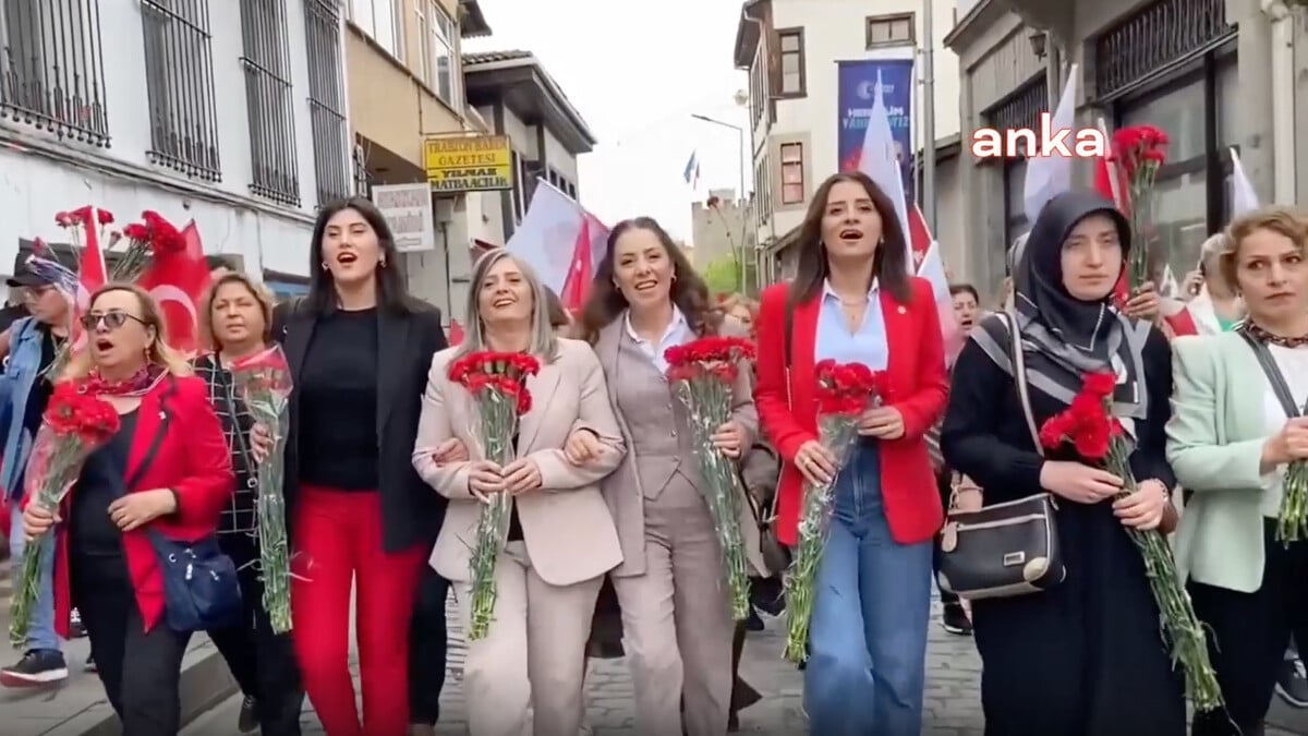 İzmir Marşı’nı söyleyen CHP’liler arasında mutsuz olan ittifak ortakları