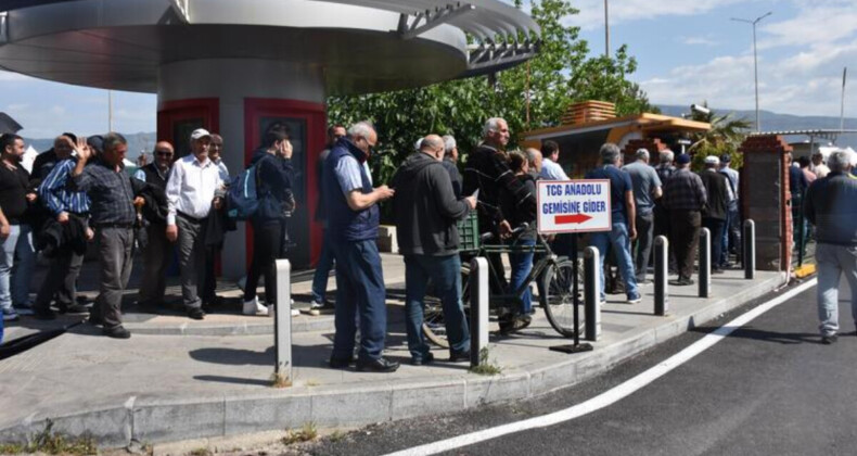 İzmirliler sıraya girdi! TCG Anadolu’ya yoğun ilgi