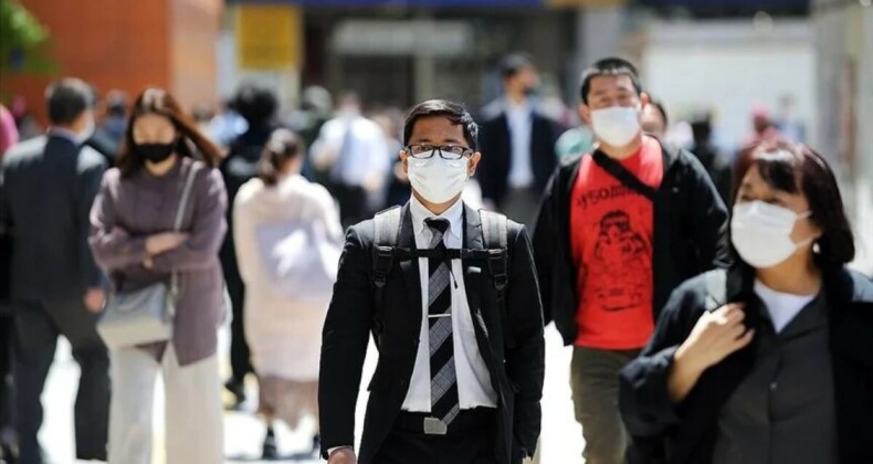 Japonya’da maske zorunluluğu kaldırıldı: Gülme eğitimleri başladı