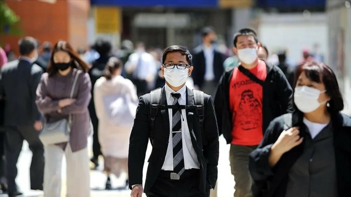 Japonya’da maske zorunluluğu kaldırıldı: Gülme eğitimleri başladı
