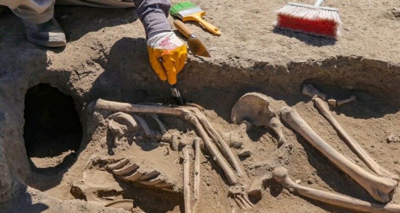 Kafatası olmayan 2 bin 700 yıllık iskelet araştırılıyor