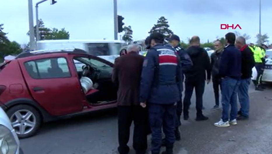 Kamyon otomobile çarptı: 4 yaralı