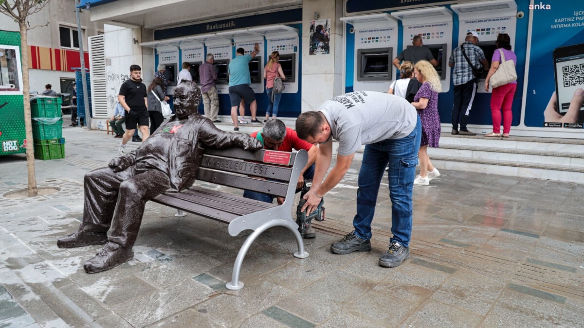 Karşıyaka Belediyesi’nden ‘Bir Baba Hindi’ heykeli