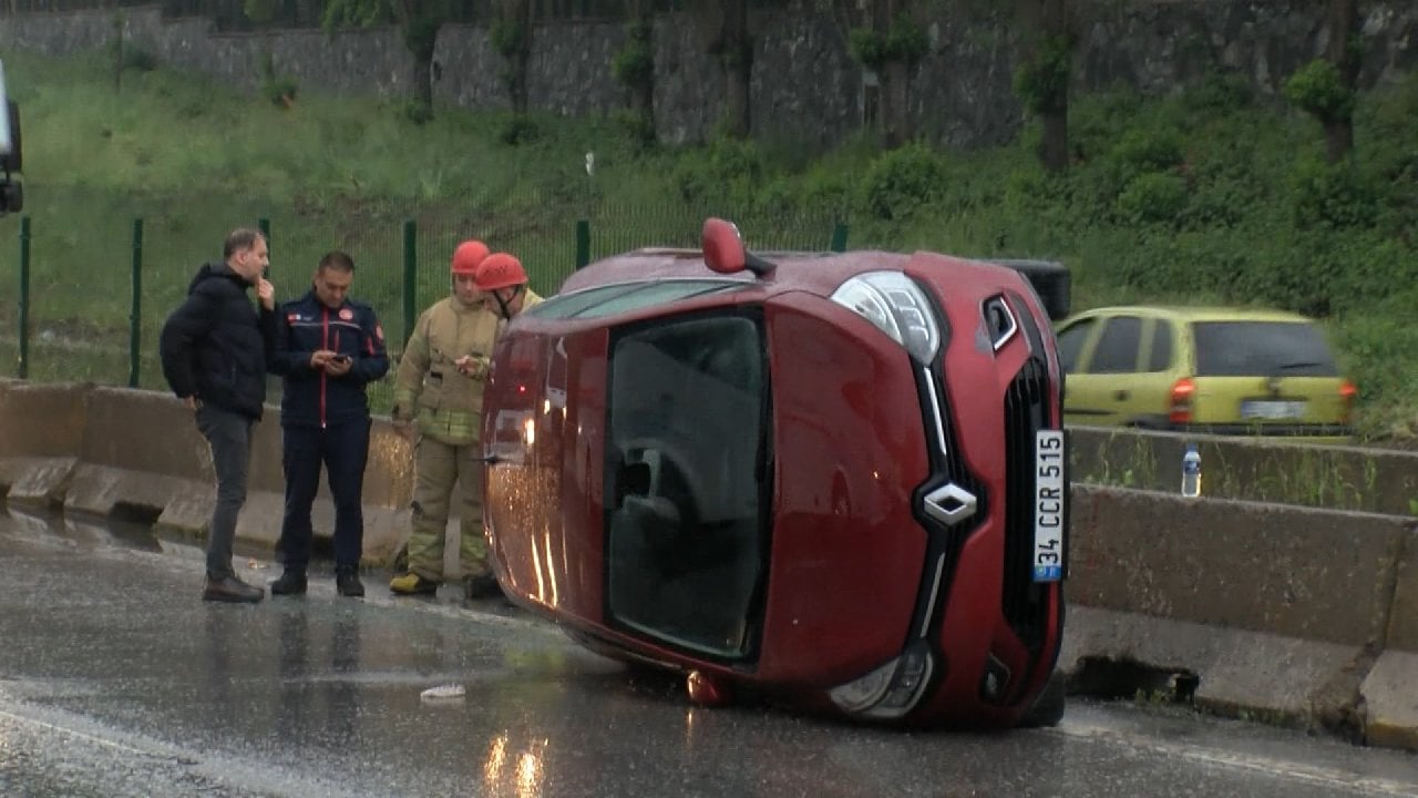 Kartal’da Su Birikintisine Giren Otomobil Devrildi