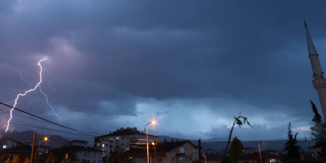 Kastamonu’da sağanak felaketi: Yol kapandı, yıldırım düştü, yangın çıktı, mahsur kalanlar iş makineleri ile kurtarıldı