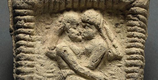 Kayıtlara Geçen İlk Öpüşmenin Tarihi 1000 Yıl Geriye Gitti