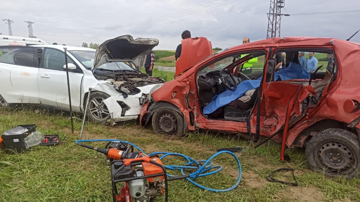 Kırklareli’nde otomobillerin kafa kafaya çarpıştığı kazada 1 kişi öldü