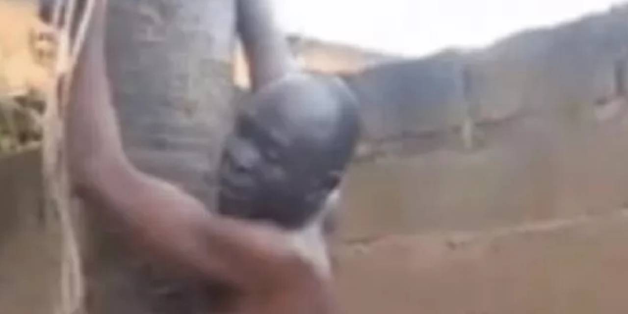 Kız kardeşini darp eden damada böyle ceza verdi: Aile üyeleri damadın üstündekileri çıkarıp ağaca bağladıktan sonra…