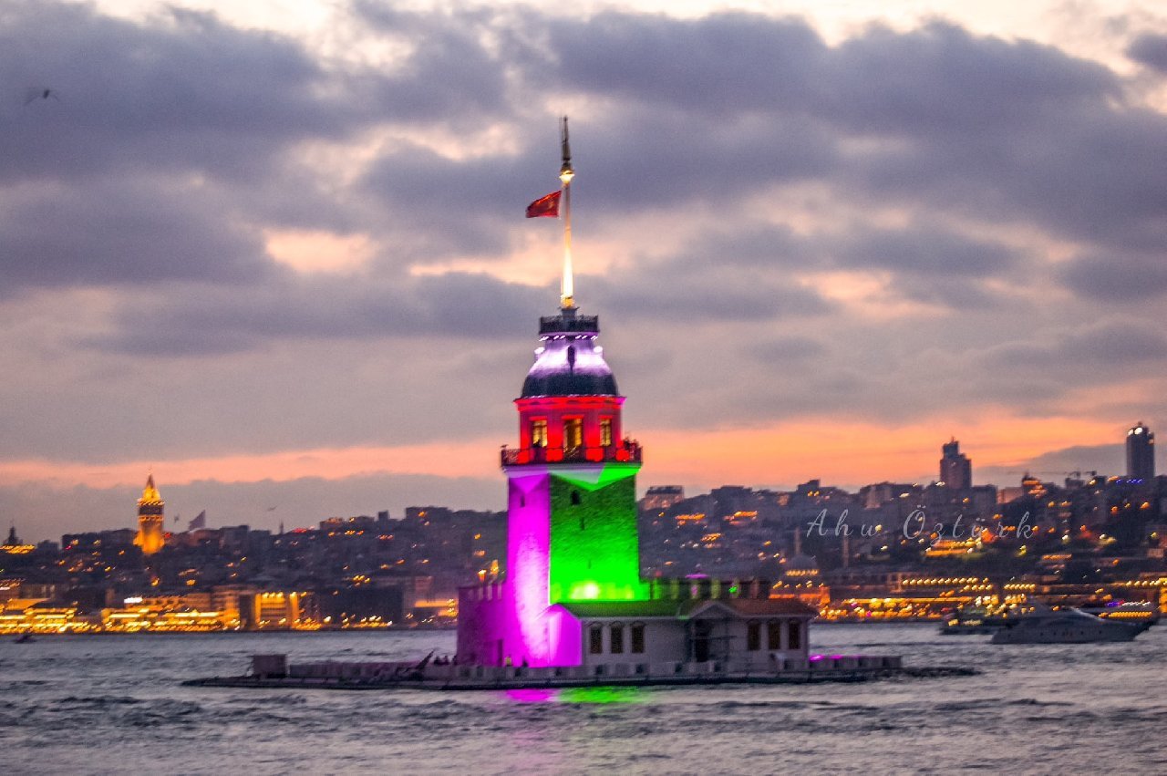 Kız Kulesi’nin ışıklandırmasına İstanbullulardan tepki yağıyor:  “Pavyon’dan hallice…”