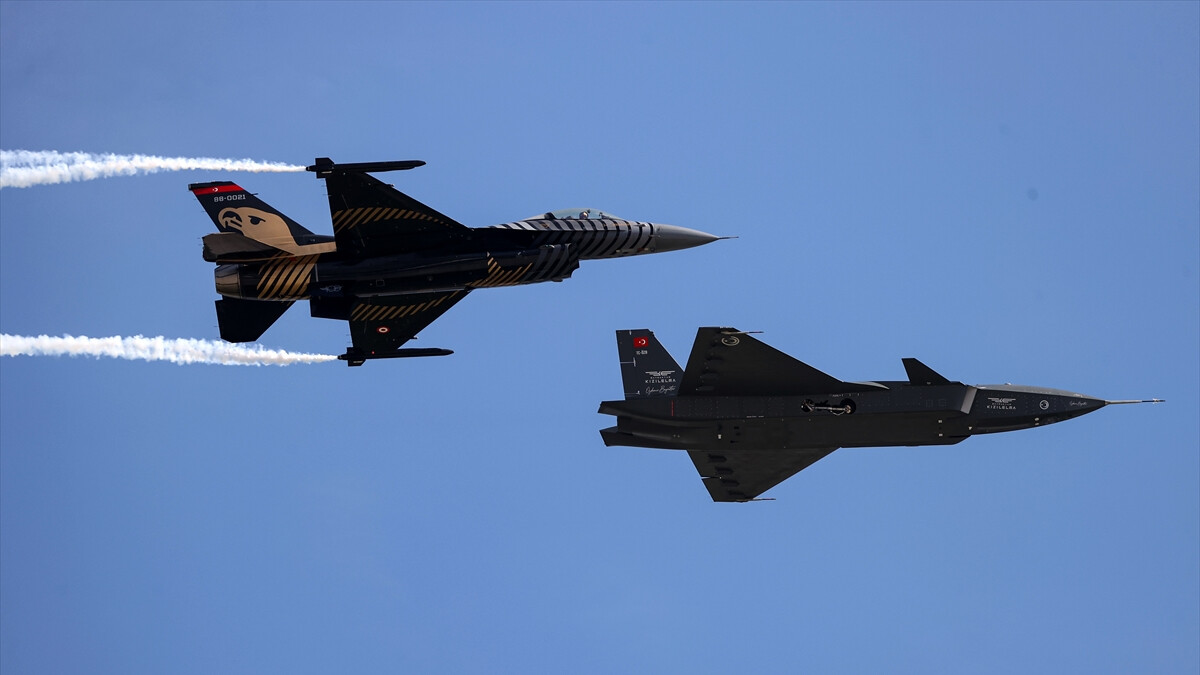 Kızılelma ve SOLOTÜRK’ten birlikte tarihi uçuş