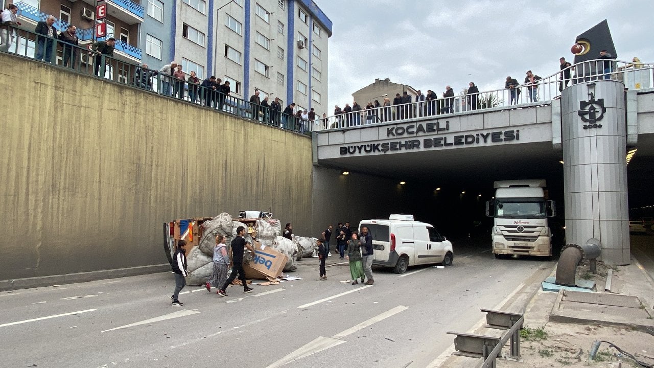 Kocaeli D-100 Kara Yolunda Kaza: 3 Yaralı