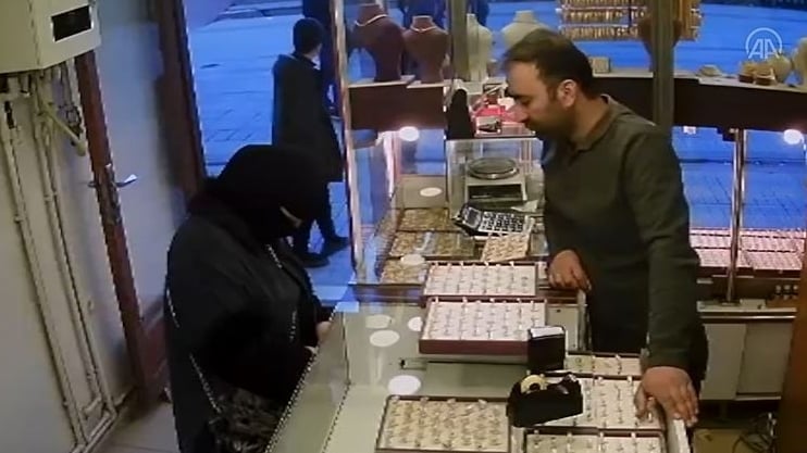 Kuyumcudan hırsızlık anları… Yüzükleri böyle değiştirdi